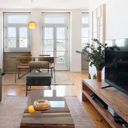 Riverfront Stylish - Waterfront 2br