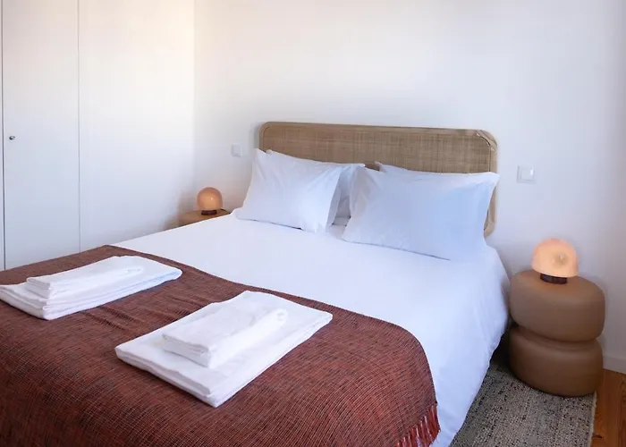 Riverfront Stylish - Waterfront 2br *