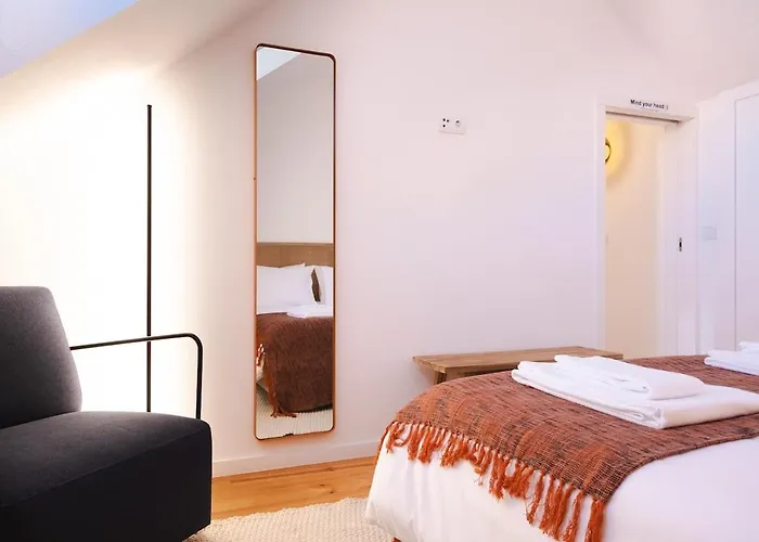 Riverfront Stylish - Waterfront 2br